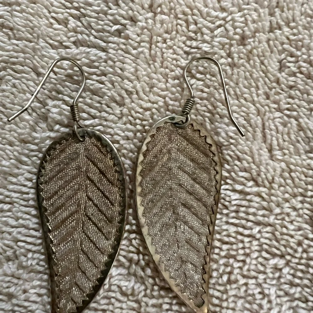 Gold tone leaf pierced ear rings. - Picture 2 of 2